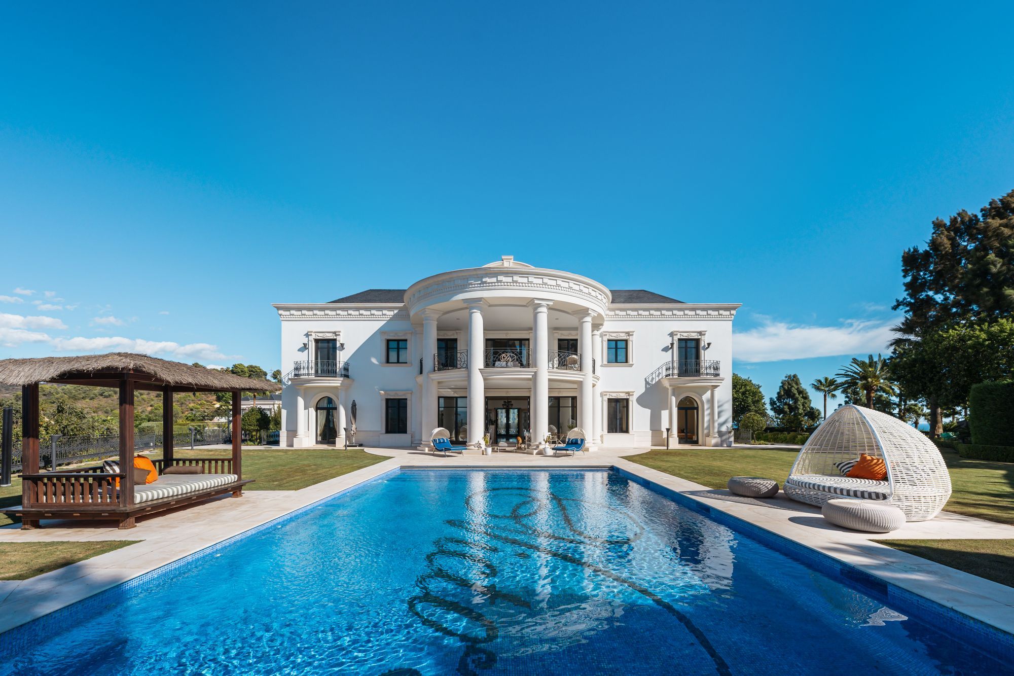 Swimming pool of Country house for sale in Marbella