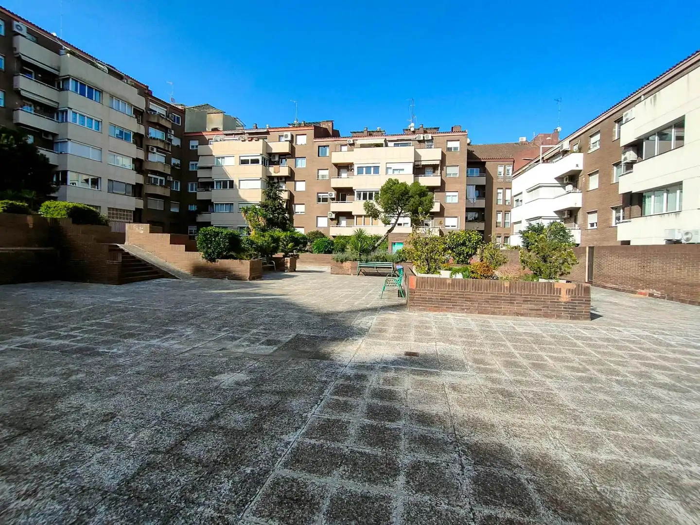 Außenansicht von Wohnung zum Verkauf in Barcelona mit Klimaanlage, Heizung und Privatgarten