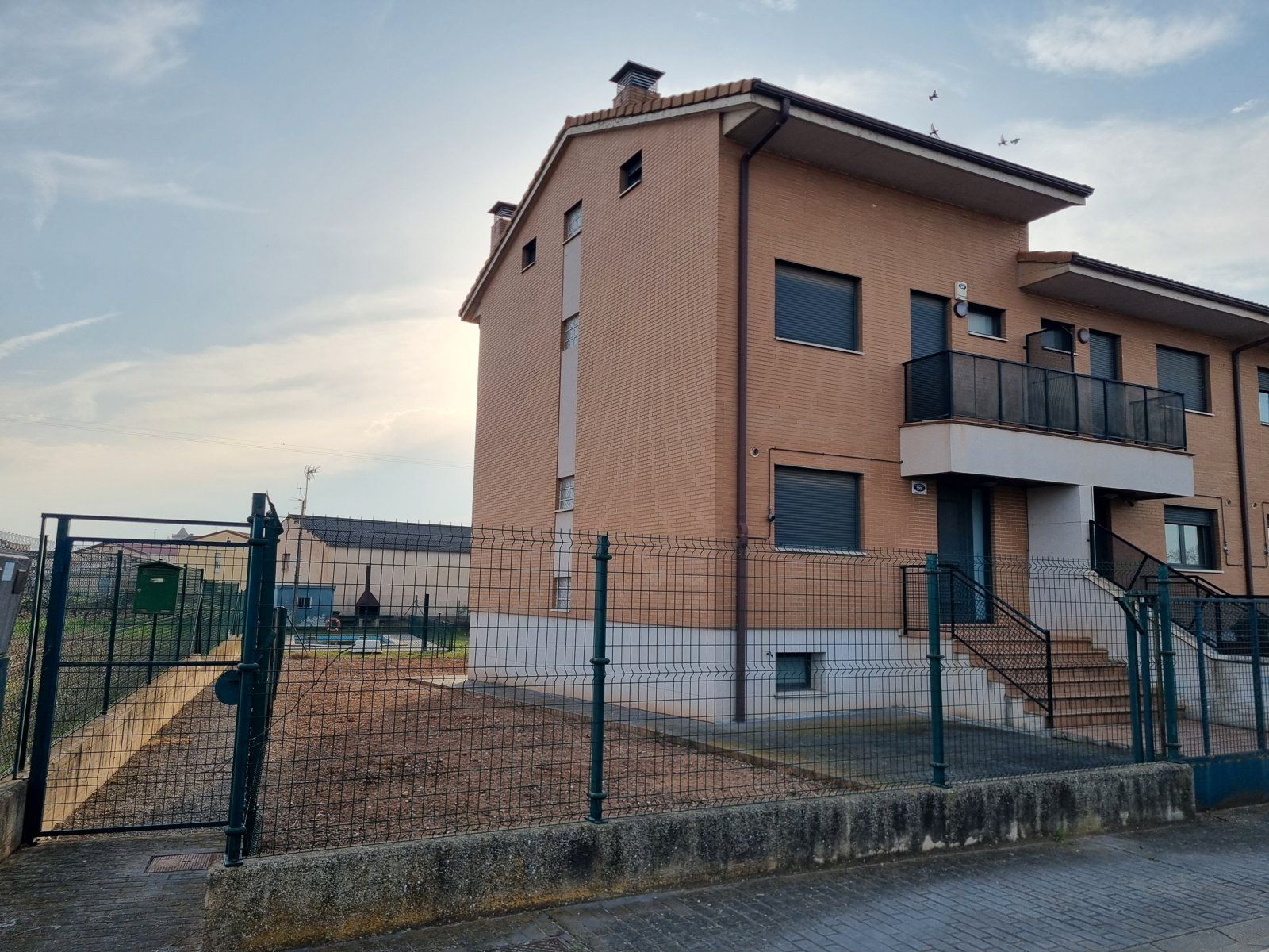 Außenansicht von Einfamilien-Reihenhaus zum Verkauf in Uruñuela mit Heizung, Privatgarten und Parkett