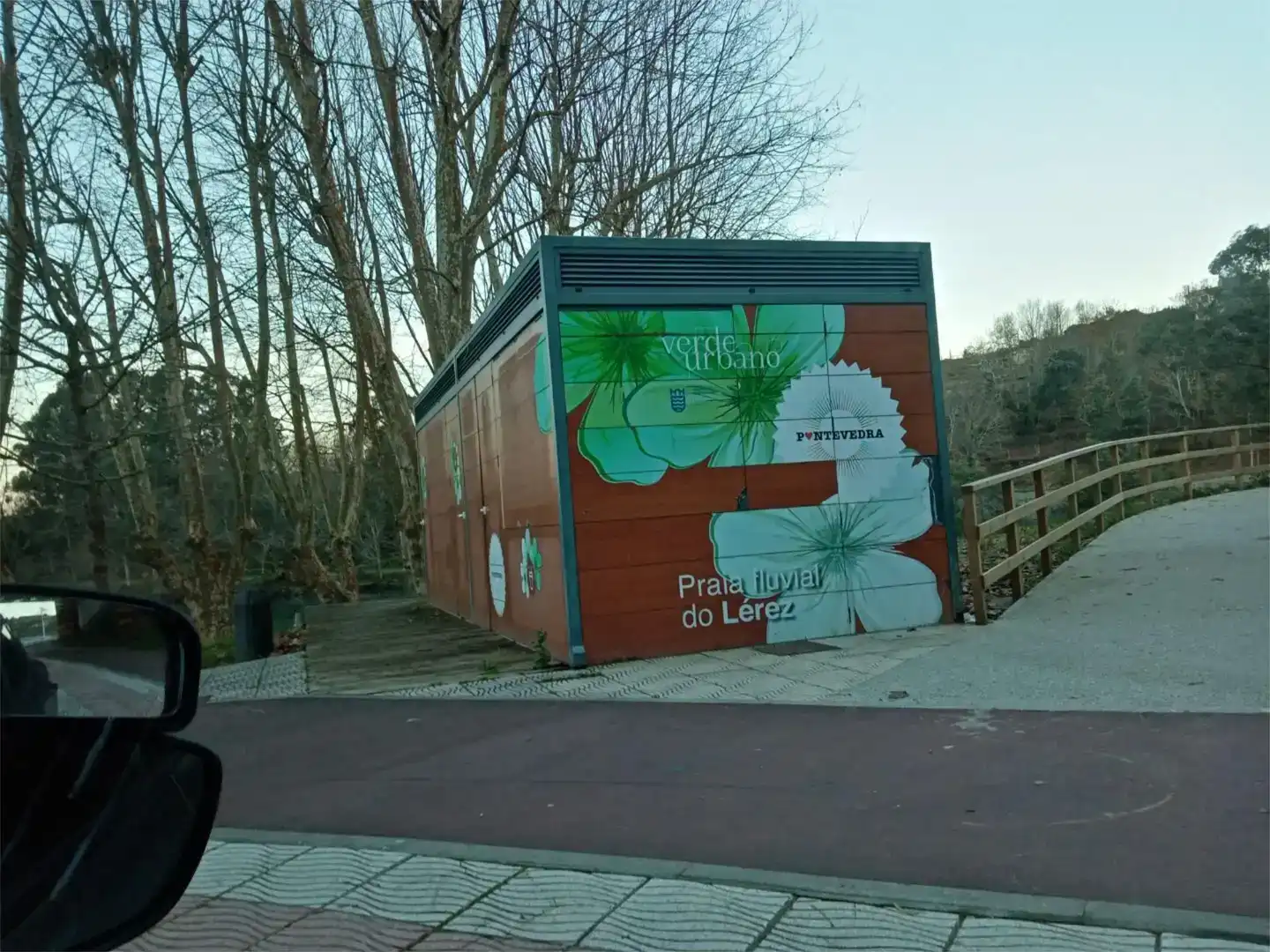 Vista exterior de Casa o xalet en venda en Pontevedra Capital  amb Jardí privat, Parquet i Traster