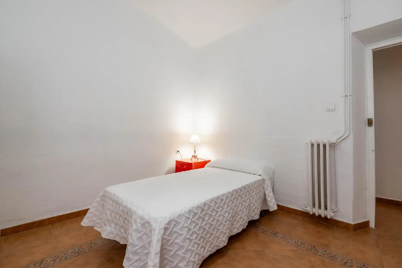 Habitación de Piso para compartir en Granada con Calefacción y Amueblado