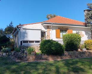 Vista exterior de Casa o xalet en venda en Villasrubias amb Calefacció, Jardí privat i Terrassa