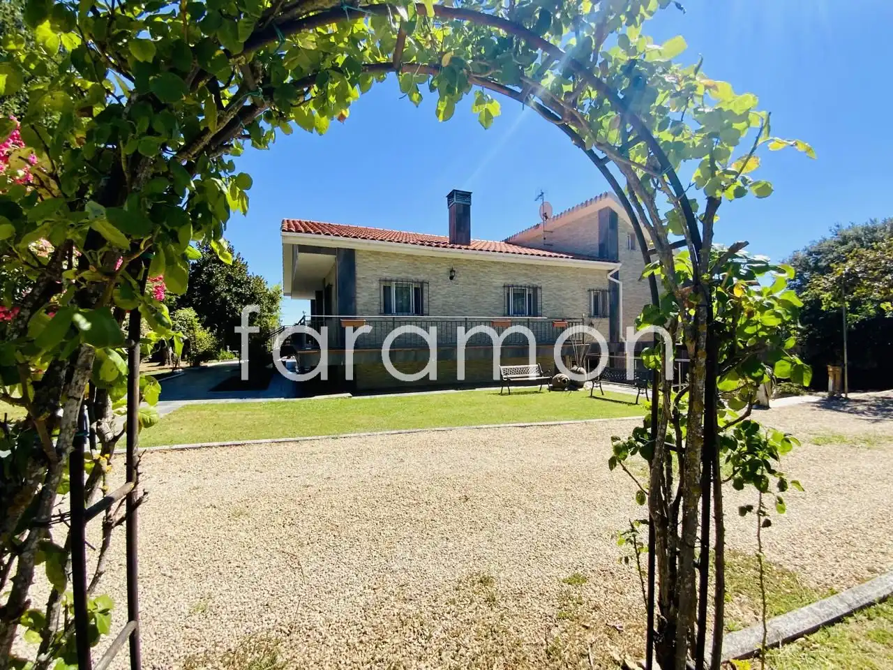 Vista exterior de Casa o chalet en venta en Carracedelo con Calefacción, Jardín privado y Terraza