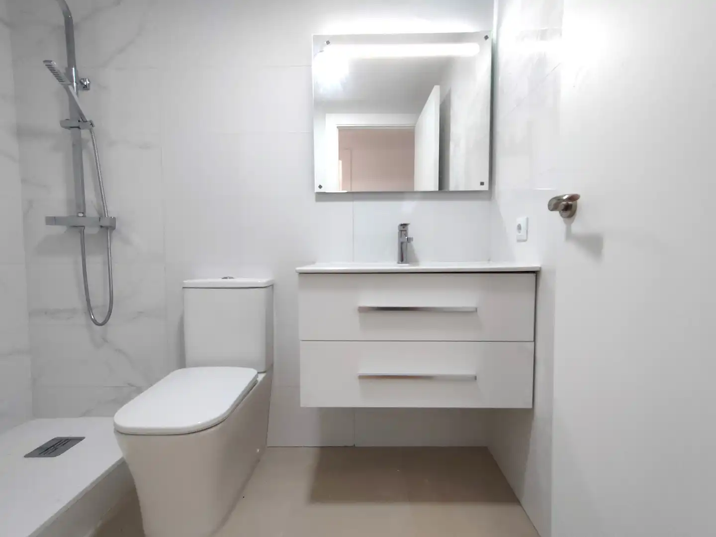 Badezimmer von Wohnung zum Verkauf in Salt mit Klimaanlage, Heizung und Parkett