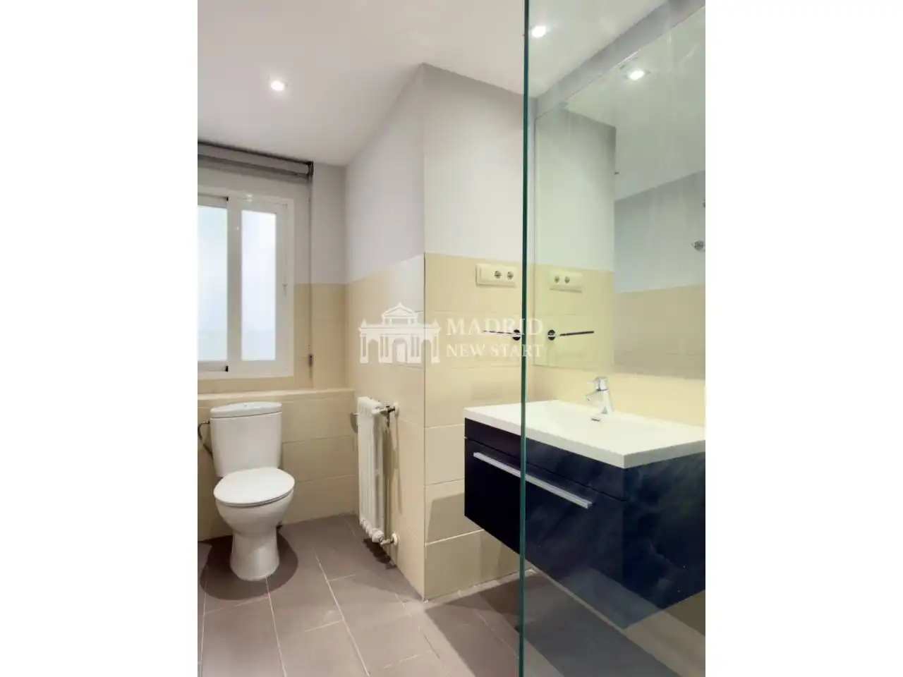 Baño de Apartamento de alquiler en Madrid con Aire acondicionado, Calefacción y Parquet
