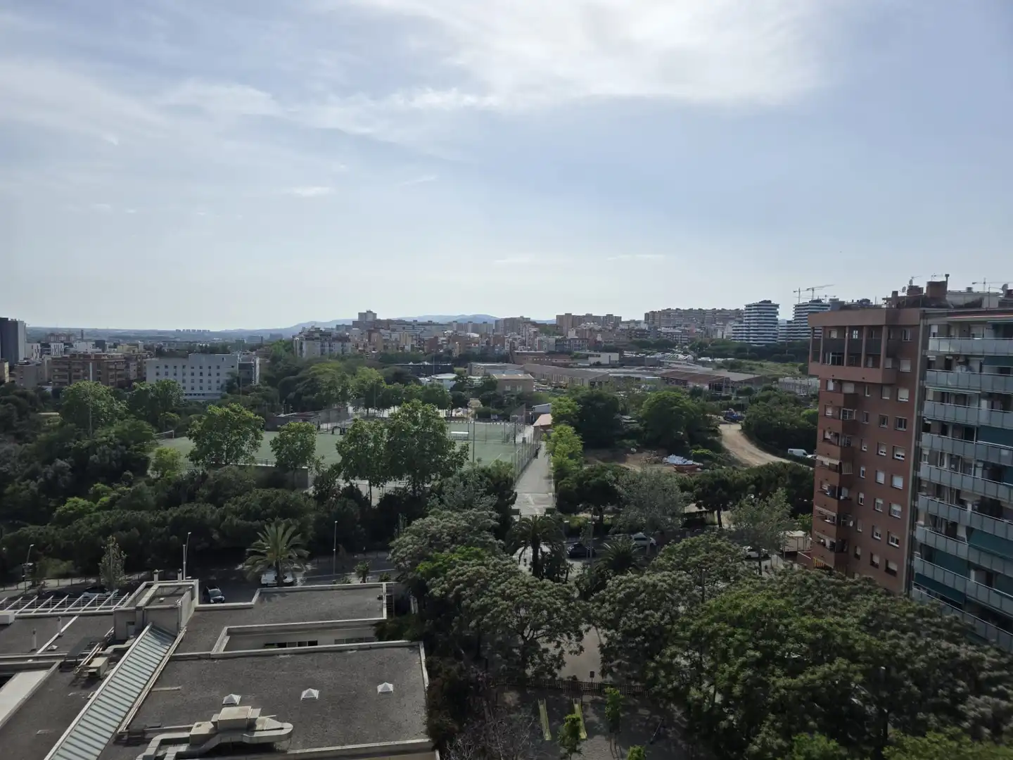 Außenansicht von Wohnung zum Verkauf in L'Hospitalet de Llobregat mit Ofen und Balkon