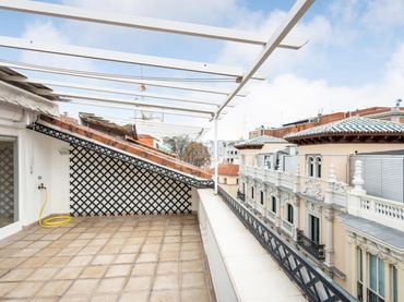 Penthouse with balcony to rent in Centro