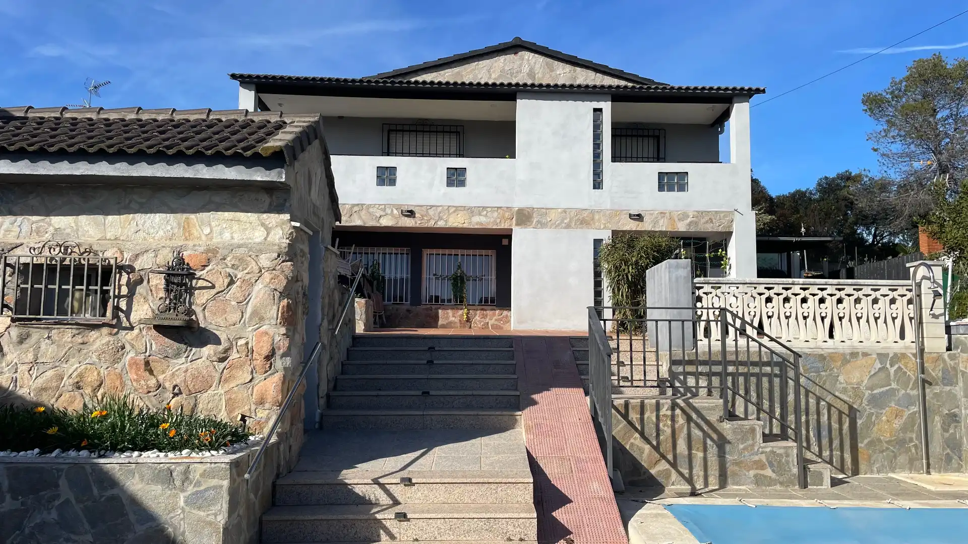 Vista exterior de Casa o xalet en venda en Santa Cruz del Retamar amb Calefacció, Jardí privat i Terrassa