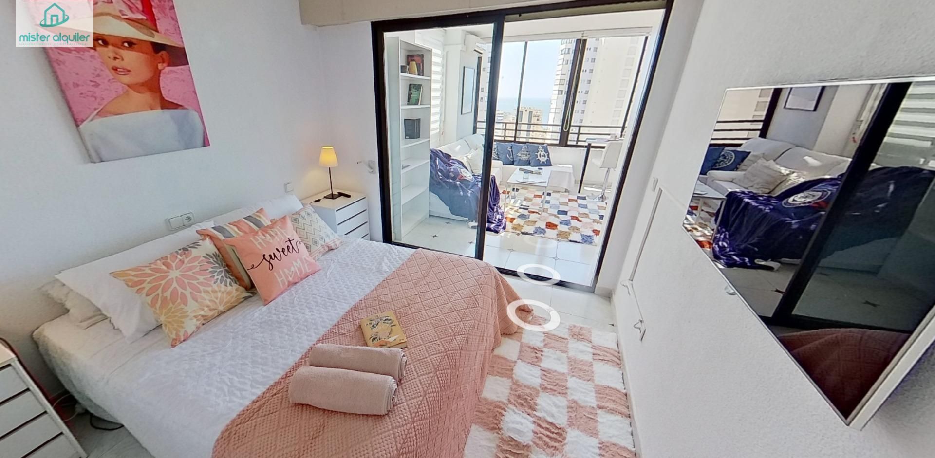 Dormitori de Apartament de lloguer en Benidorm amb Aire condicionat, Calefacció i Jardí privat