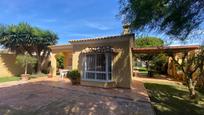 Vista exterior de Casa o xalet en venda en Chiclana de la Frontera amb Jardí privat i Piscina