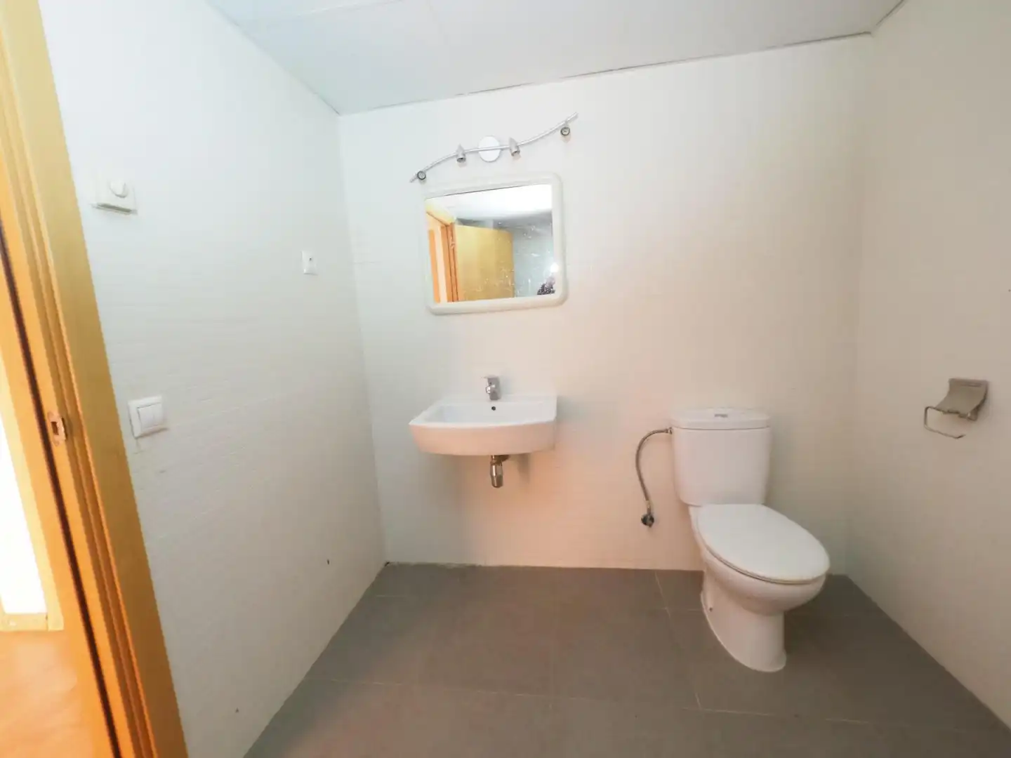 Badezimmer von Maisonette zum Verkauf in Vila-seca mit Parkett