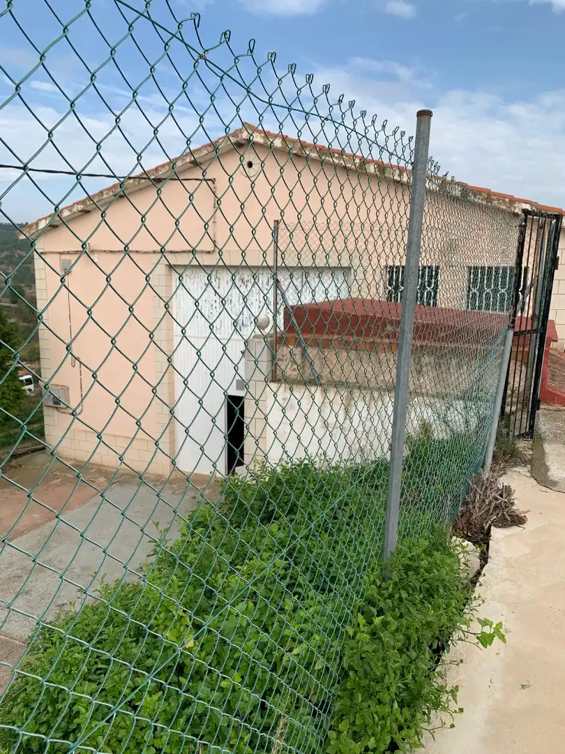Außenansicht von Fabrikhallen zum Verkauf in El Villar de Arnedo mit Heizung und Alarm