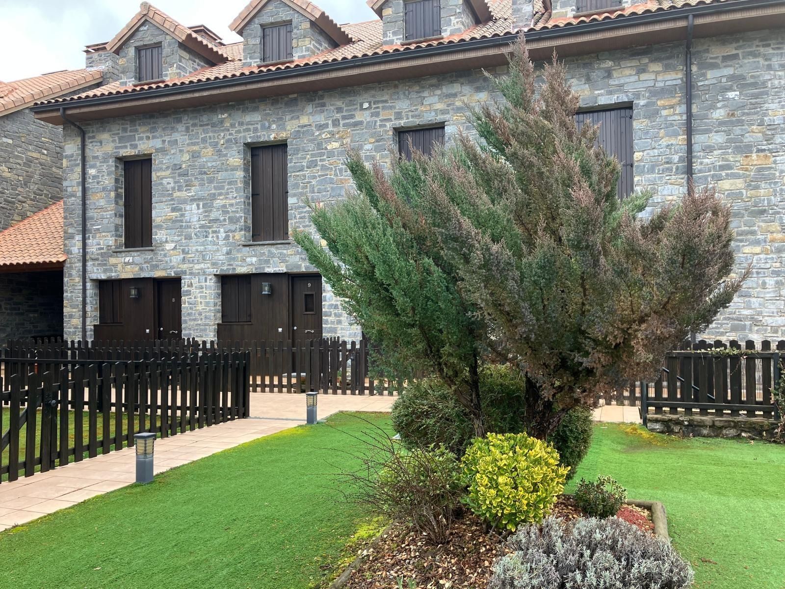 Exterior view of Single-family semi-detached for sale in  Madrid Capital  with Heating, Private garden and Storage room