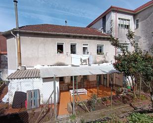 Vista exterior de Casa o xalet en venda en Pontevedra Capital  amb Parquet, Terrassa i Traster