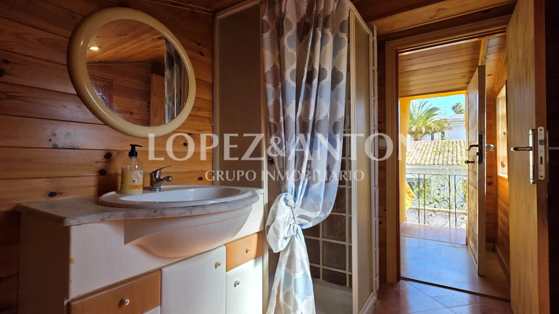 Bathroom of Houses for sale in L'Eliana  with Air Conditioner, Heating and Private garden