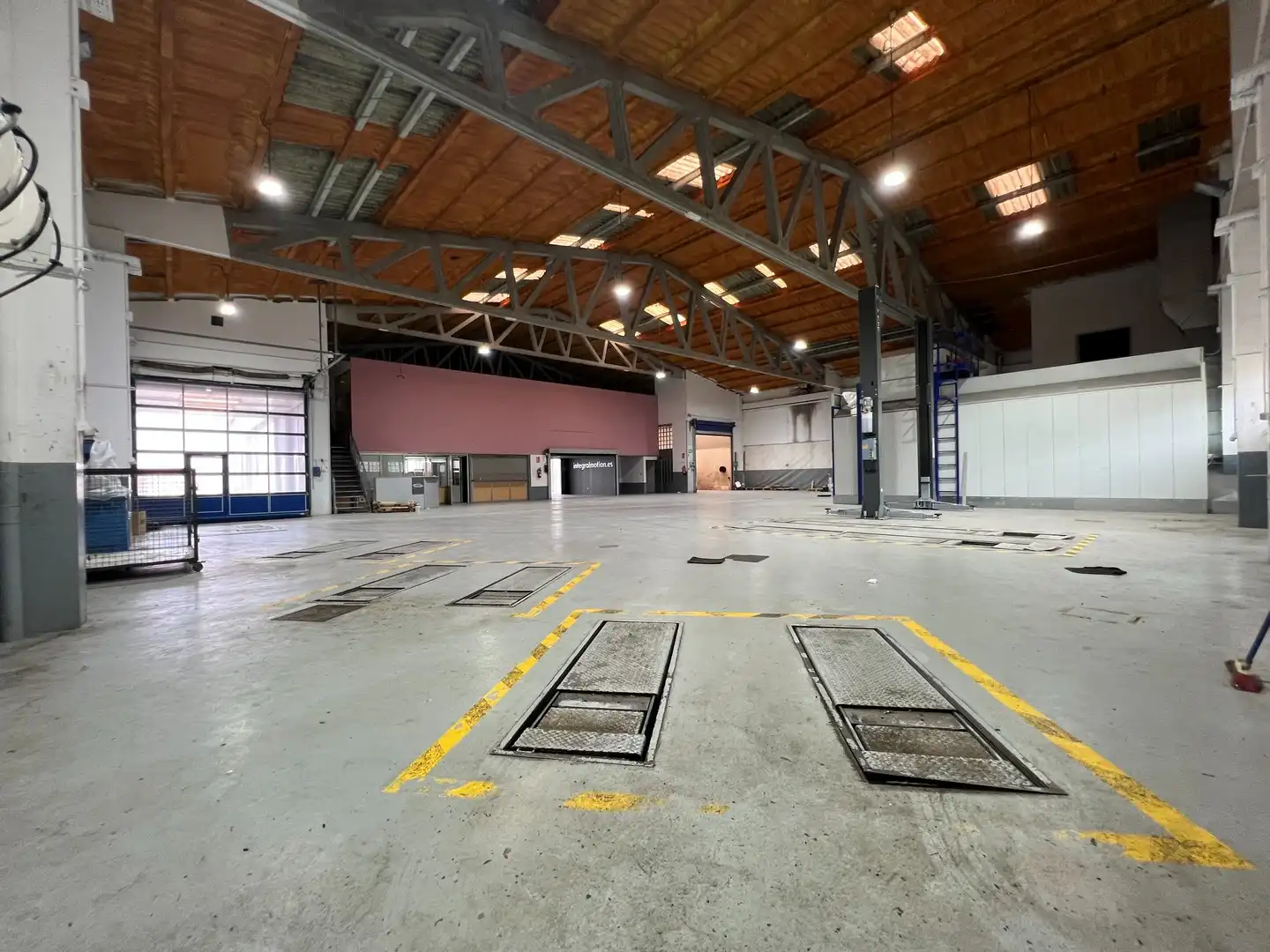 Parkplatz von Fabrikhallen zur Miete in Narón mit Alarm