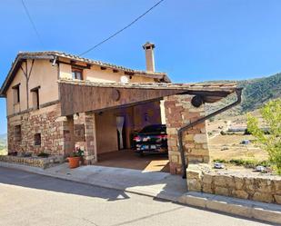 Vista exterior de Casa o xalet en venda en Valdemeca amb Calefacció, Jardí privat i Parquet