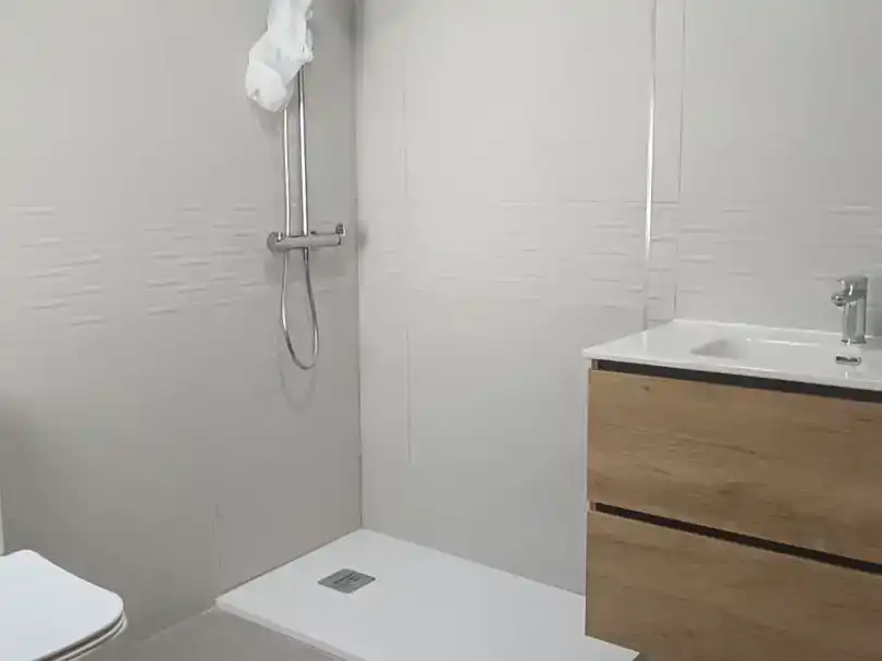 Bany de Casa adosada en venda en Valdepeñas amb Balcó