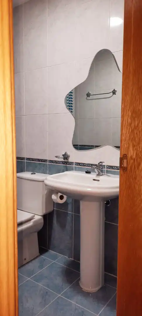 Badezimmer von Einfamilien-Reihenhaus zum Verkauf in Cubas de la Sagra mit Klimaanlage, Heizung und Privatgarten
