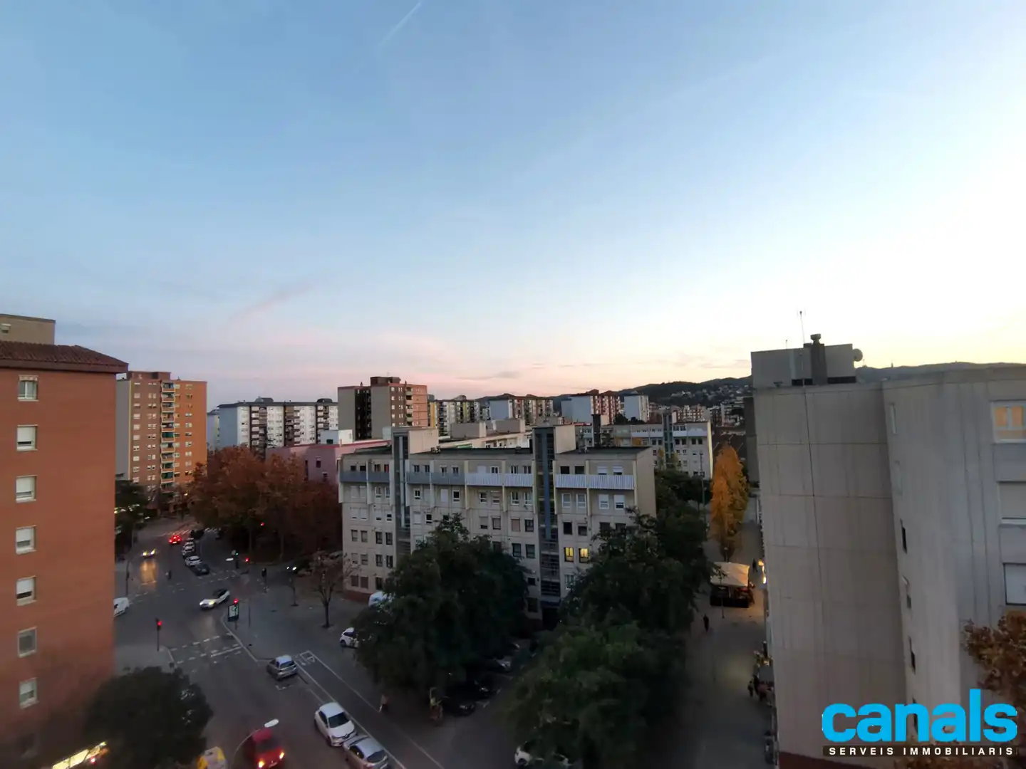 Vista exterior de Piso en venta en Cerdanyola del Vallès con Calefacción, Horno y Balcón