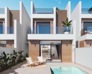 Vista exterior de Casa o xalet en venda en San Pedro del Pinatar amb Aire condicionat, Jardí privat i Terrassa