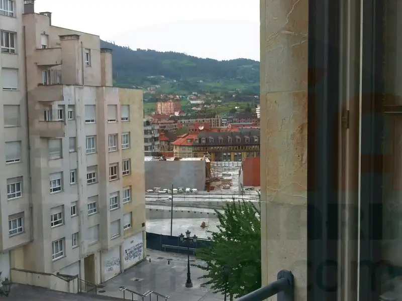Vista exterior de Apartamento en venta en Oviedo  con Calefacción, Parquet y Amueblado