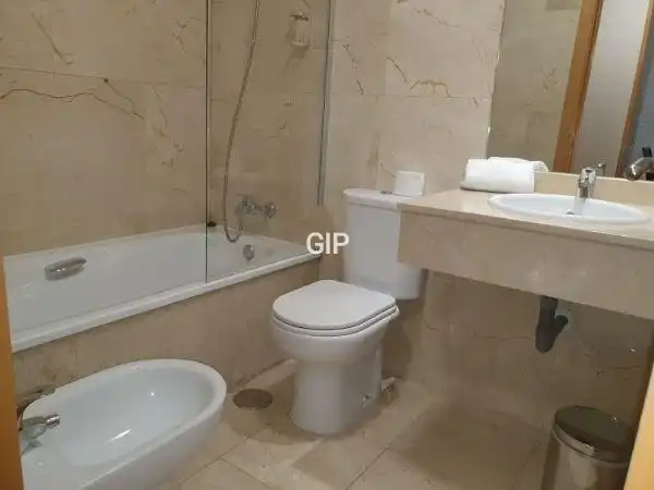 Baño de Apartamento de alquiler en Madrid con Aire acondicionado, Calefacción y Parquet
