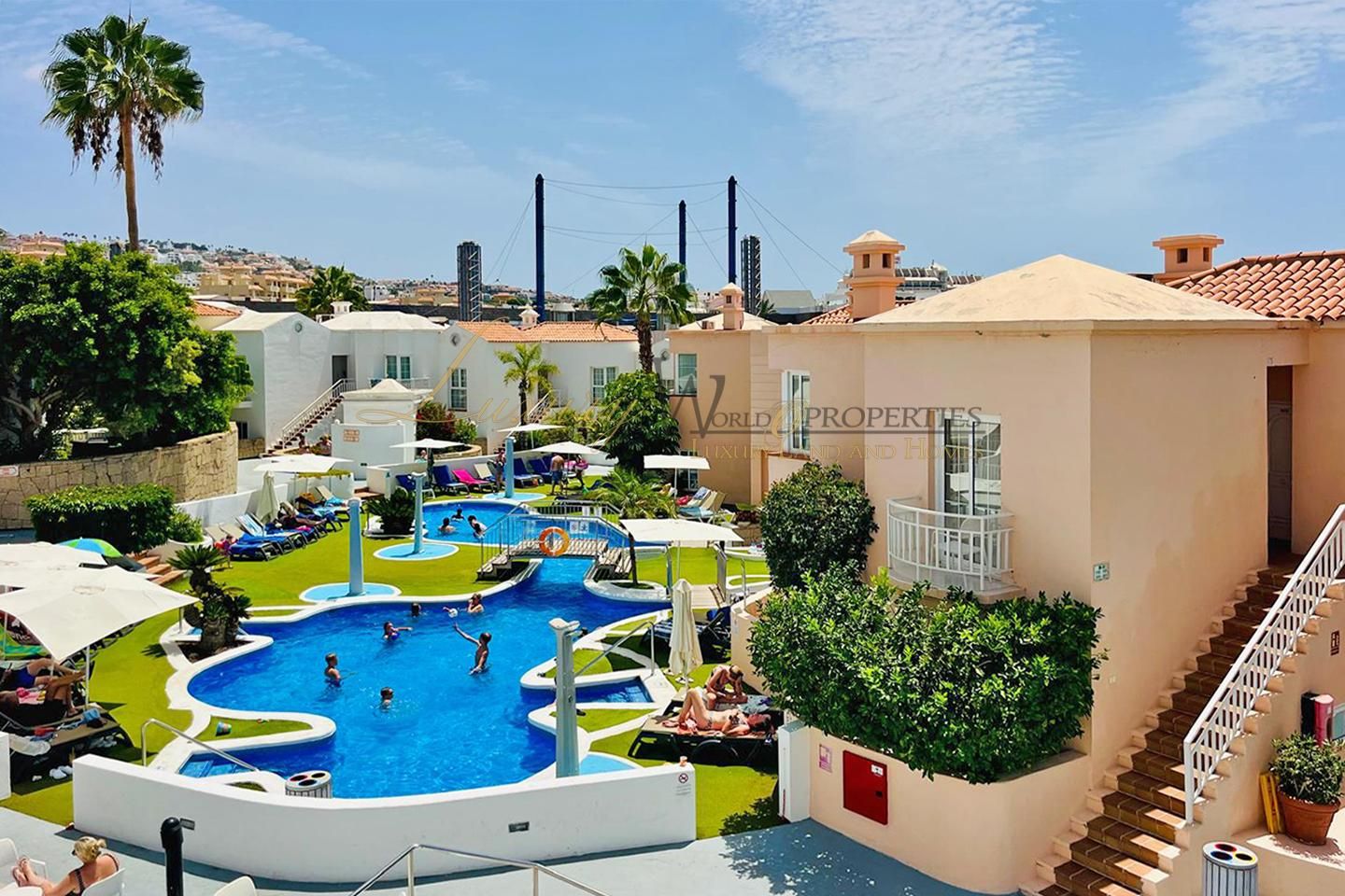 Vista exterior de Àtic en venda en Adeje amb Aire condicionat, Terrassa i Piscina comunitària