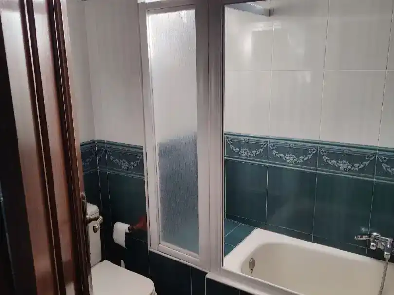 Bany de Àtic en venda en León Capital  amb Balcó