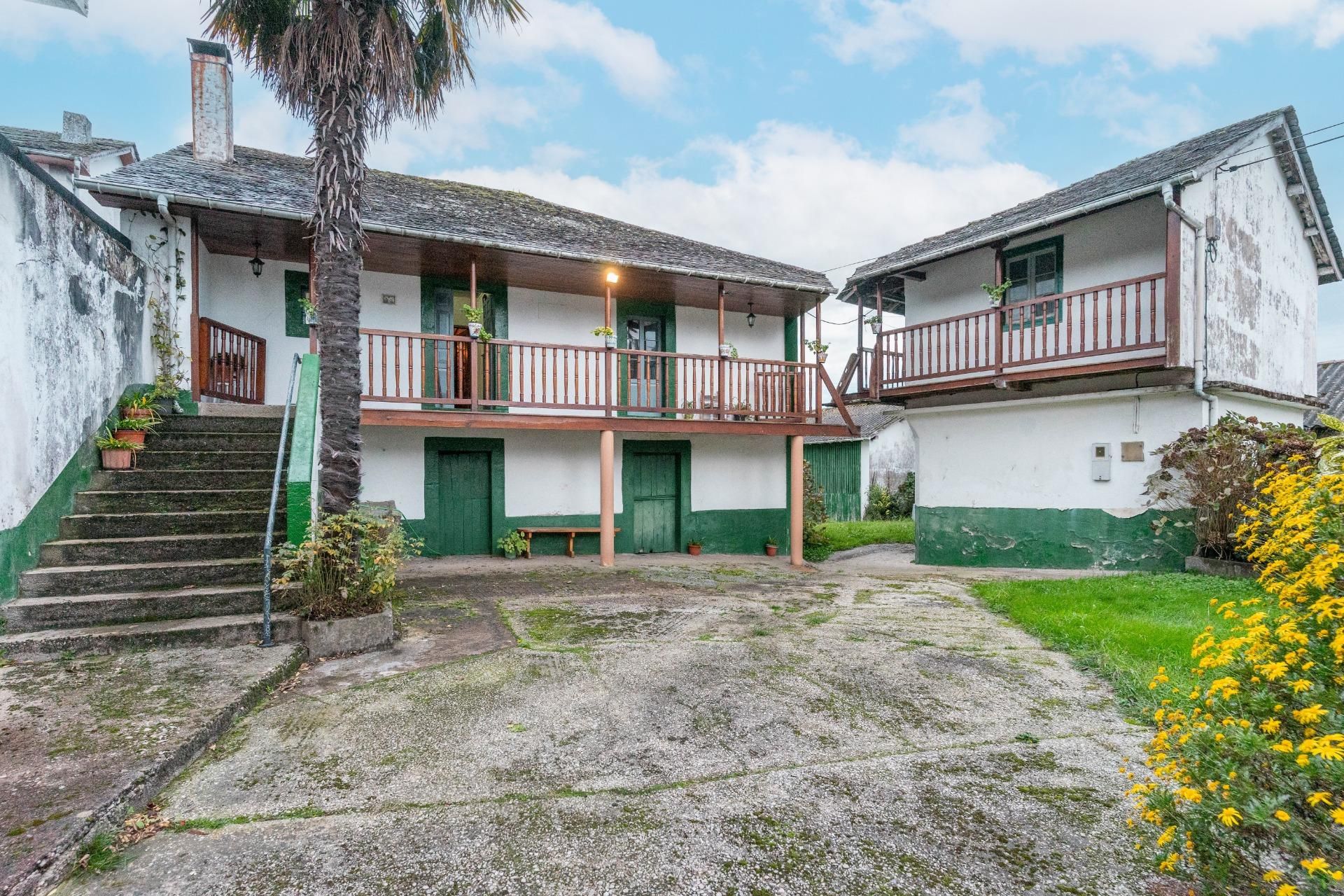 Vista exterior de Casa o xalet en venda en Valdés - Luarca amb Calefacció, Jardí privat i Traster