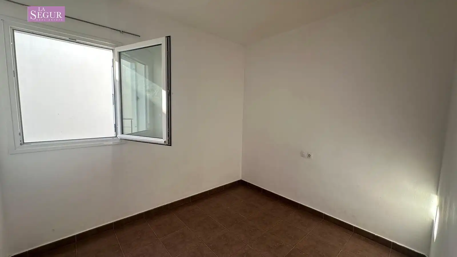 Dormitori de Casa adosada en venda en Conil de la Frontera amb Jardí privat, Terrassa i Piscina comunitària