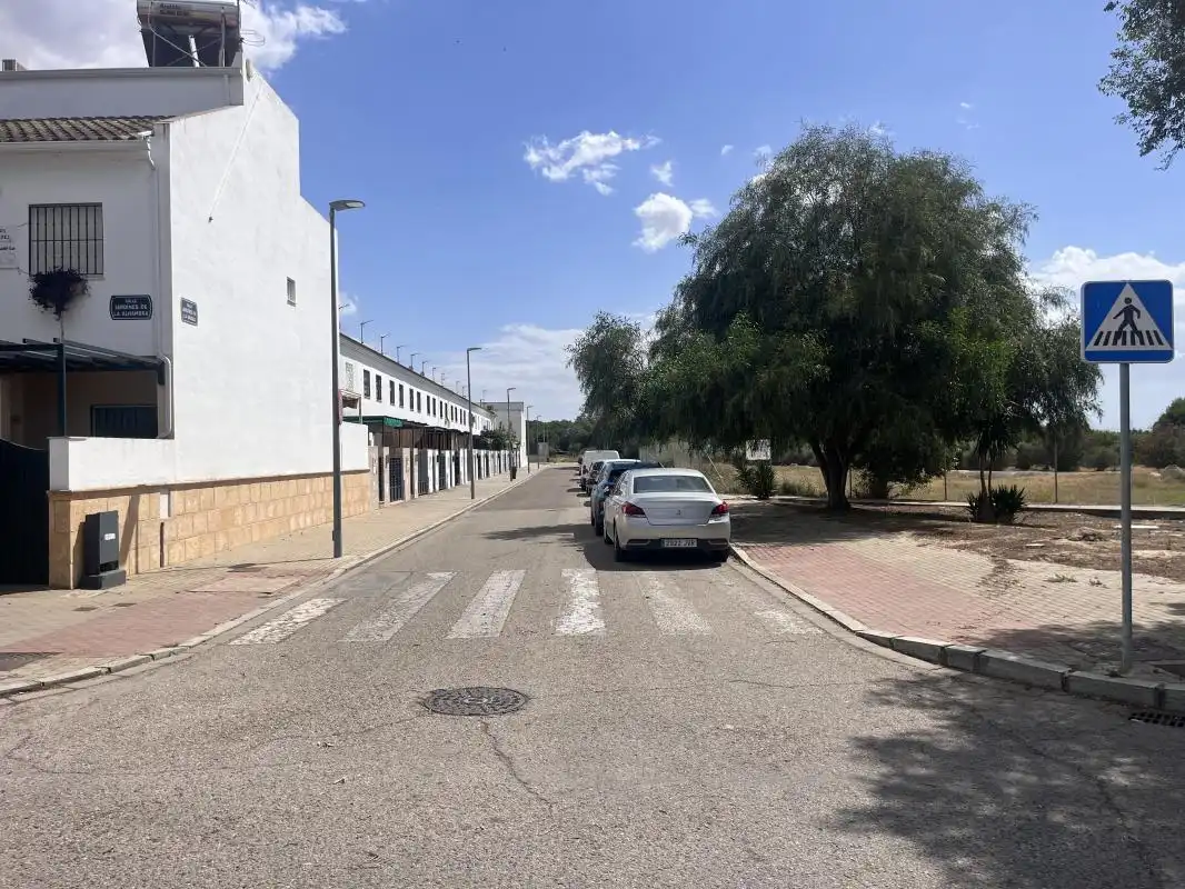 Vista exterior de Casa adosada en venta en Sevilla con Aire acondicionado, Calefacción y Jardín privado