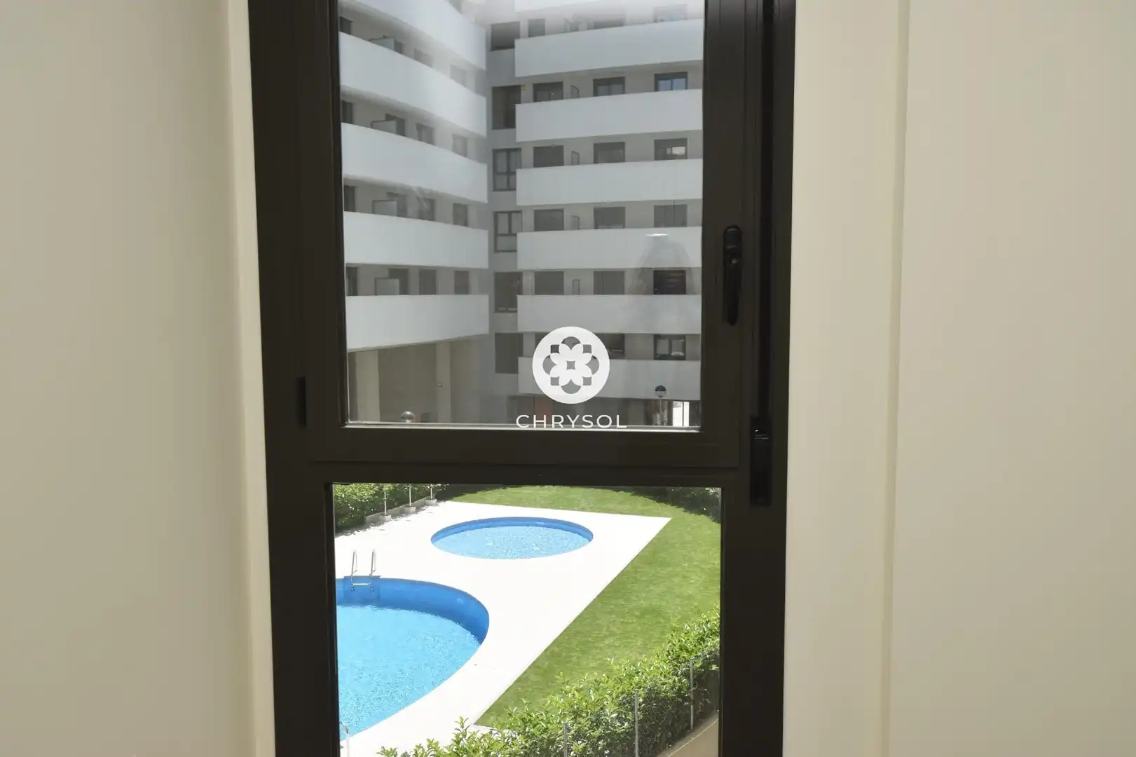 Piscina de Pis en venda en L'Hospitalet de Llobregat amb Calefacció, Jardí privat i Parquet