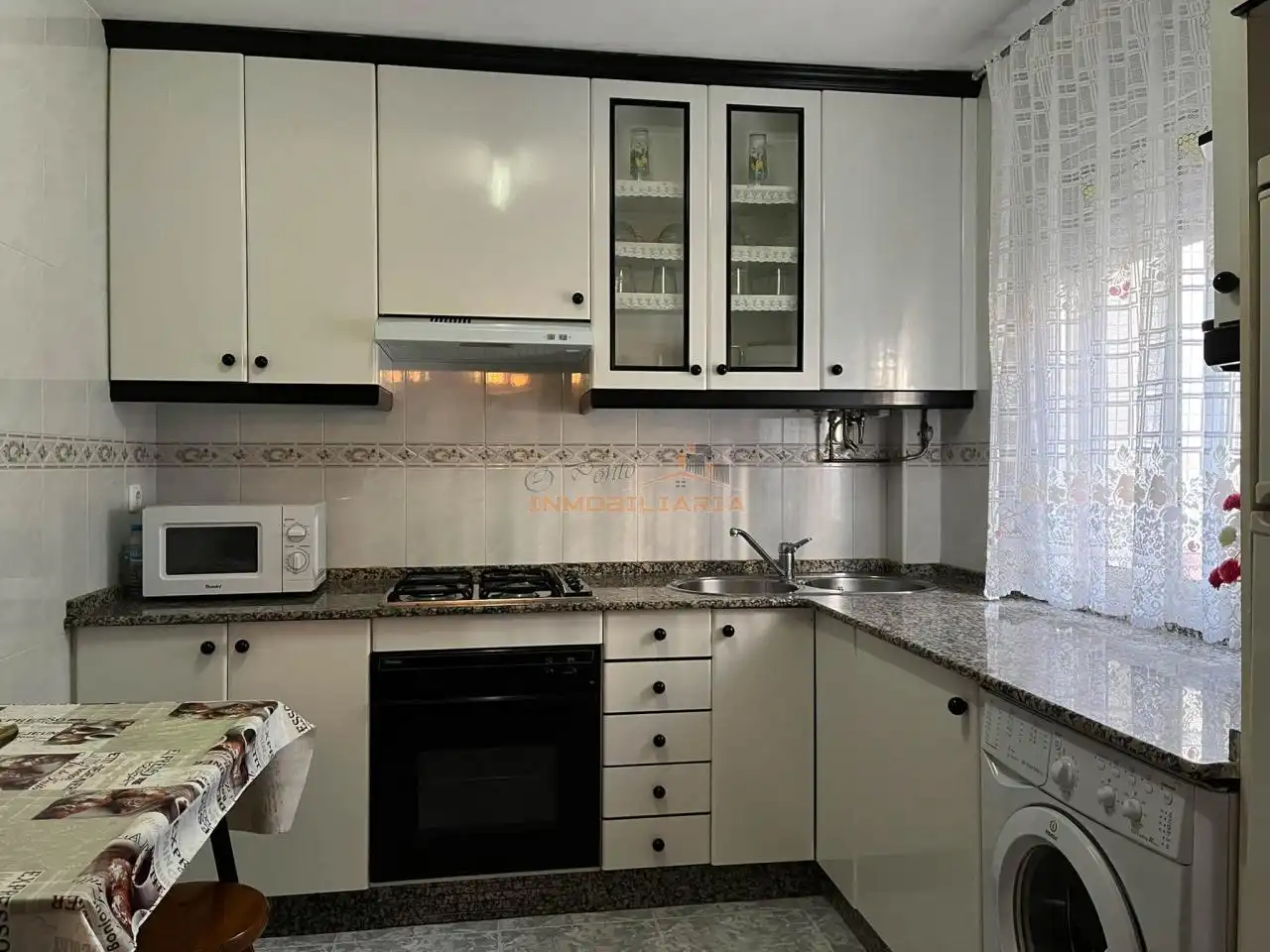 Cuina de Casa o xalet en venda en Ferrol amb Calefacció i Jardí privat