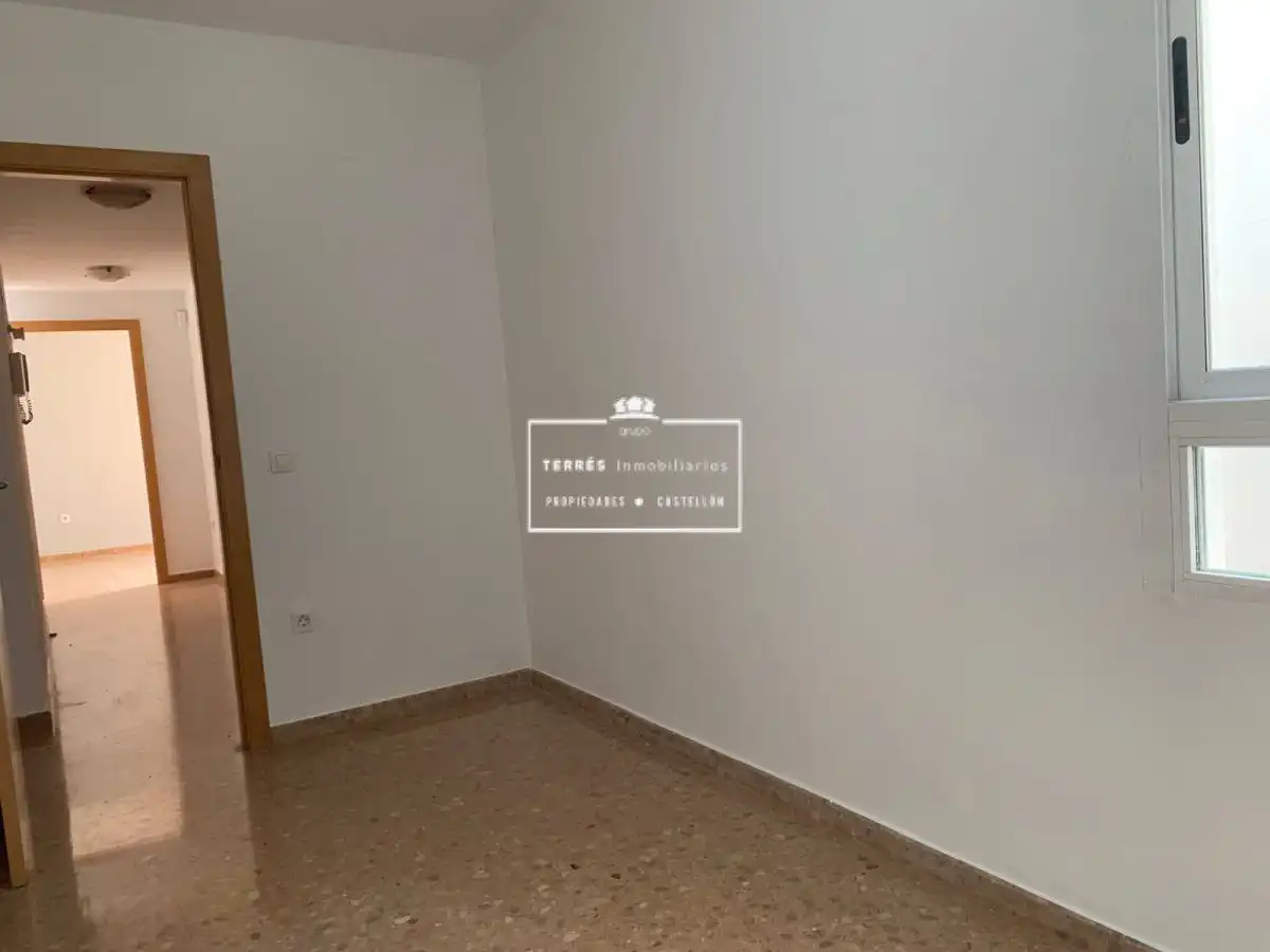 Habitación de Piso en venta en Castellón de la Plana / Castelló de la Plana con Terraza, Trastero y Balcón