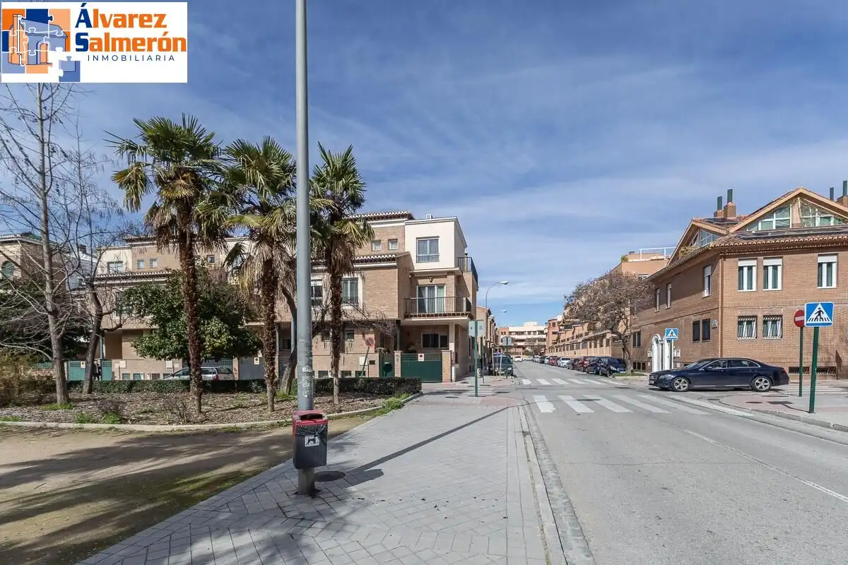 Außenansicht von Einfamilien-Reihenhaus zum Verkauf in Granada mit Privatgarten, Terrasse und Schwimmbad