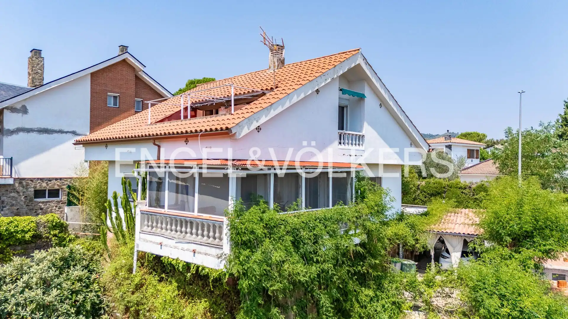 Vista exterior de Casa o xalet en venda en Castellar del Vallès amb Aire condicionat, Calefacció i Terrassa