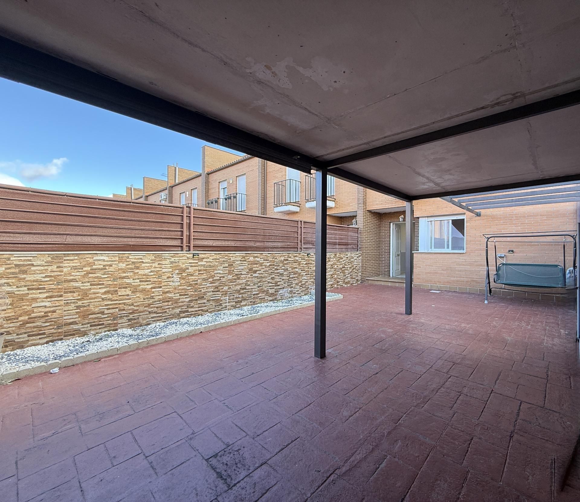 Terrassa de Casa adosada en venda en Yebes amb Calefacció, Jardí privat i Balcó