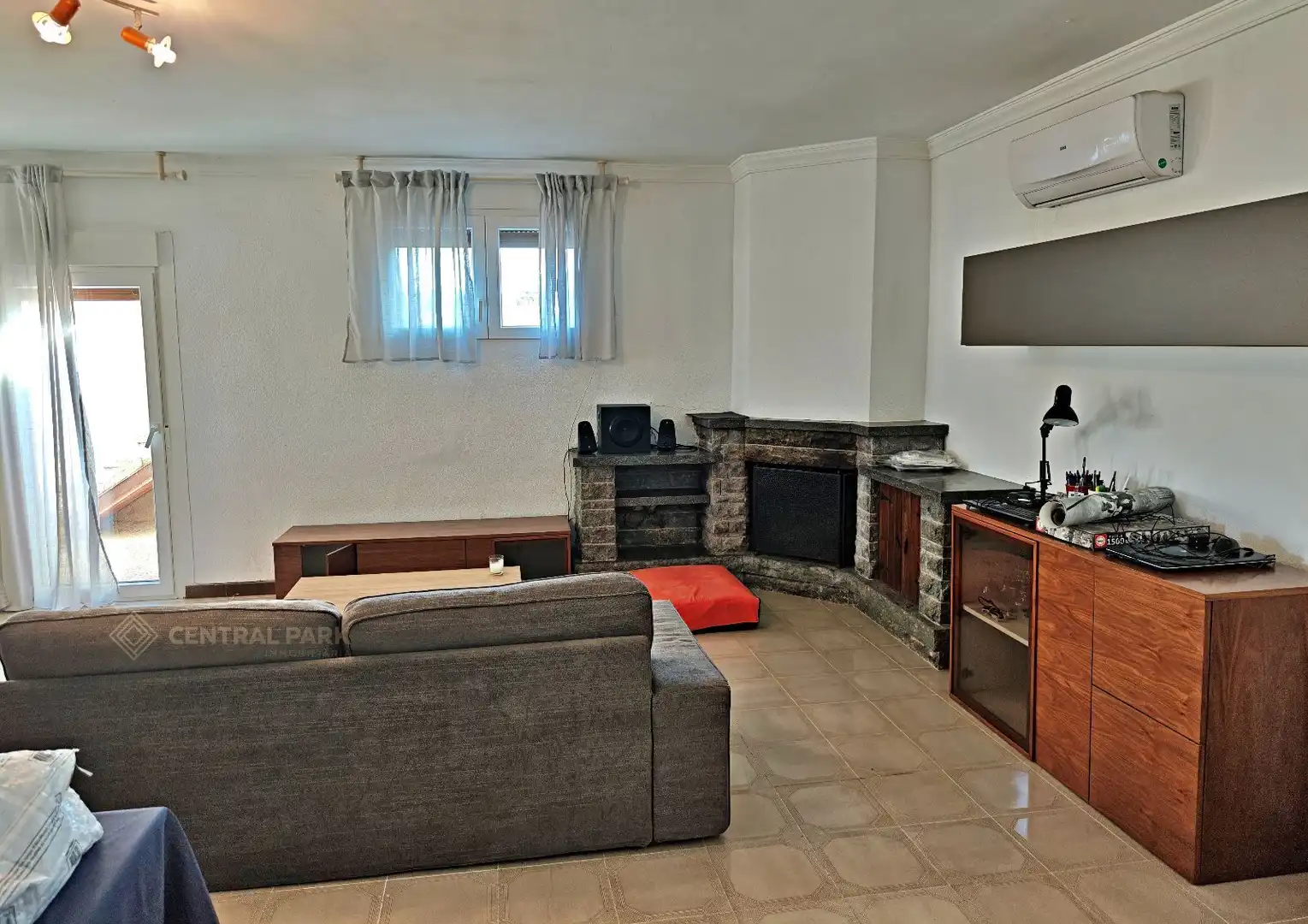 Sala d'estar de Casa o xalet en venda en Pacs del Penedès amb Calefacció, Terrassa i Traster