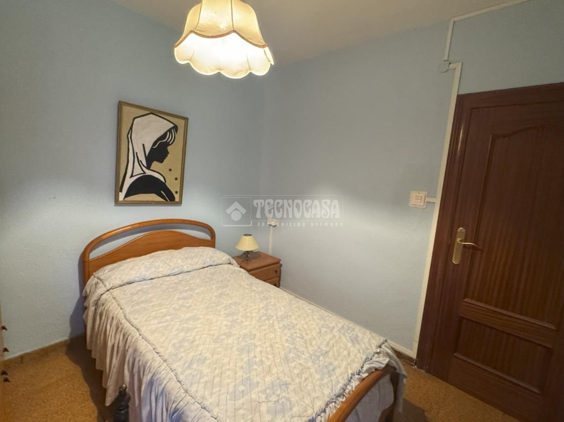 Dormitori de Pis de lloguer en León Capital  amb Calefacció, Moblat i Balcó