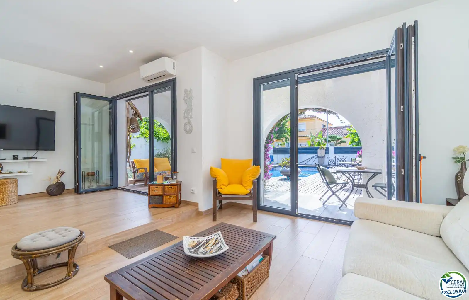 Sala d'estar de Casa o xalet en venda en Empuriabrava amb Aire condicionat, Piscina i Moblat