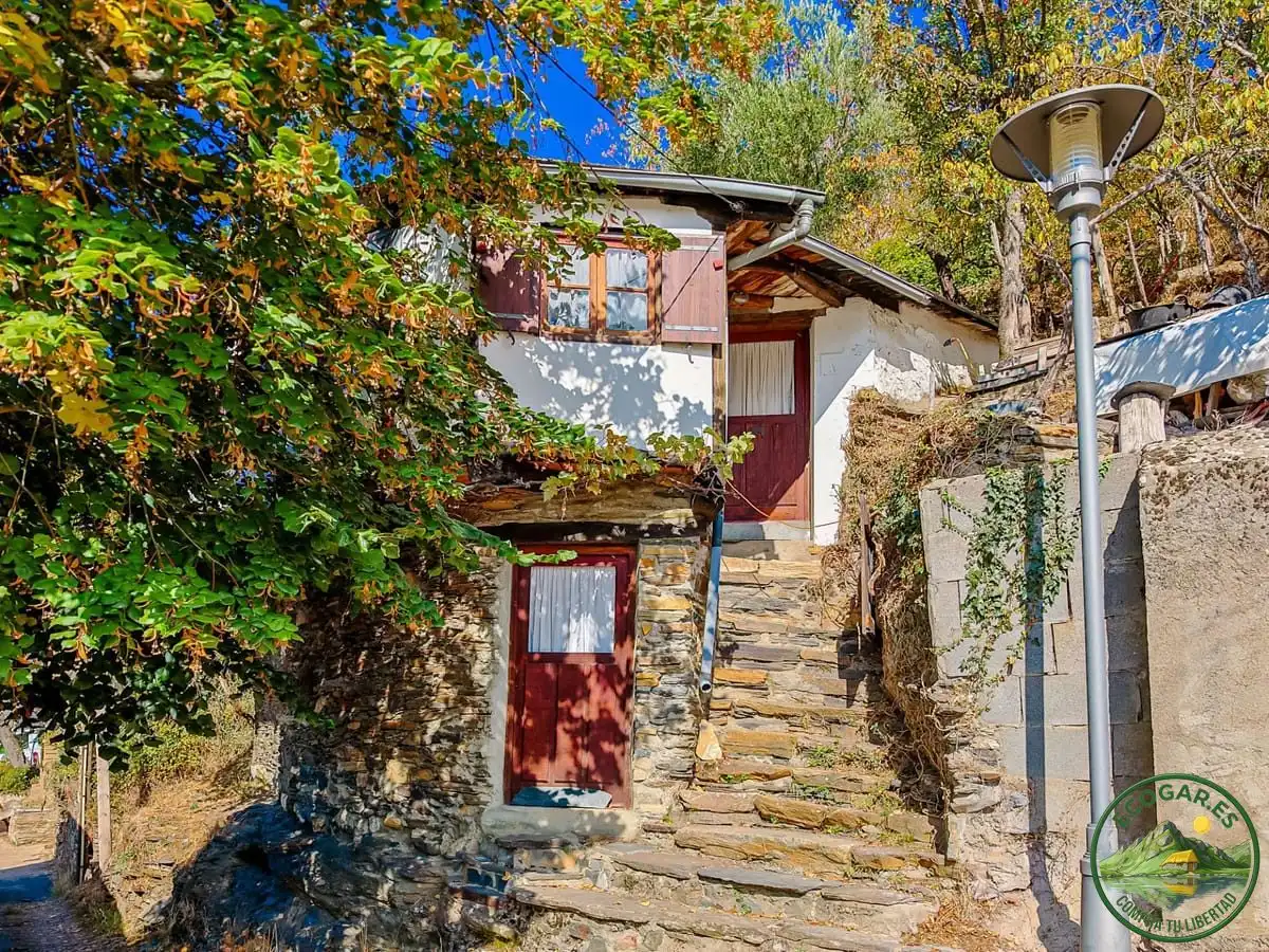 Vista exterior de Casa o xalet en venda en Ponferrada amb Calefacció, Jardí privat i Parquet