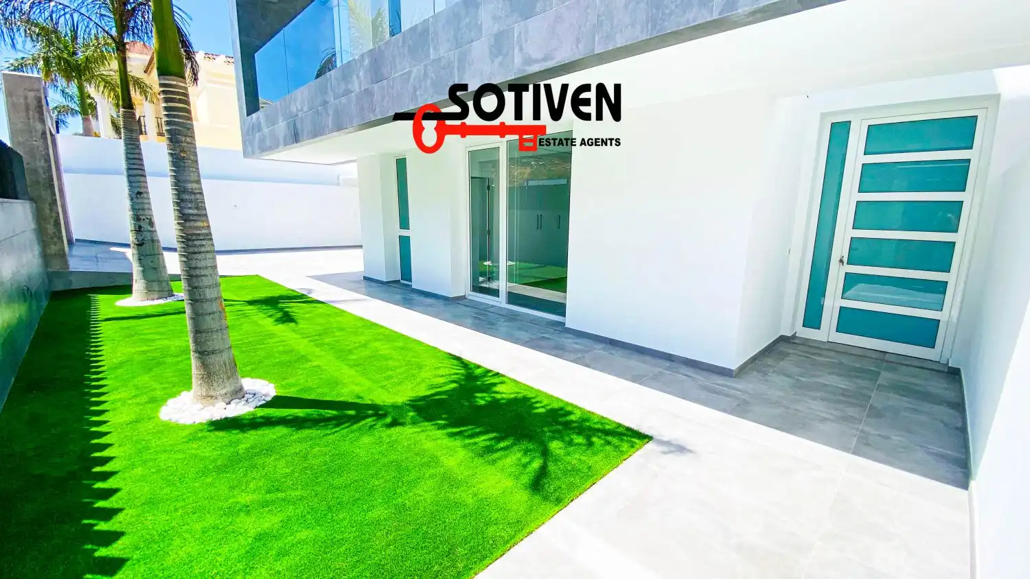 Vista exterior de Casa o xalet de lloguer en Adeje amb Jardí privat, Terrassa i Piscina
