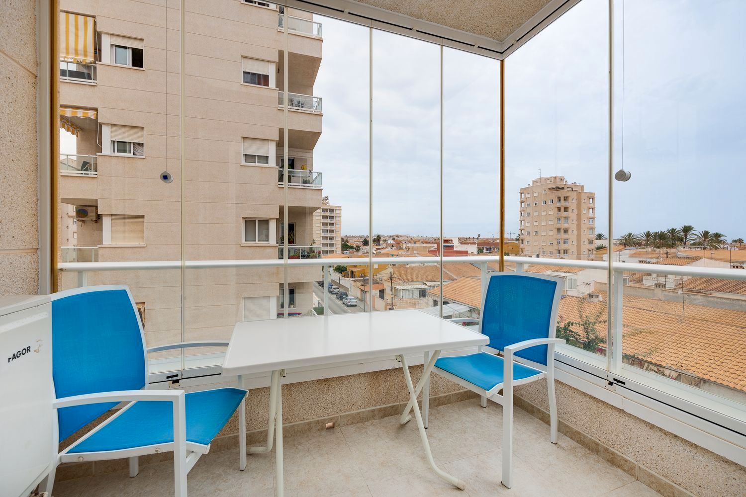 Terraza de Piso en venta en Torrevieja con Aire acondicionado, Amueblado y Piscina comunitaria