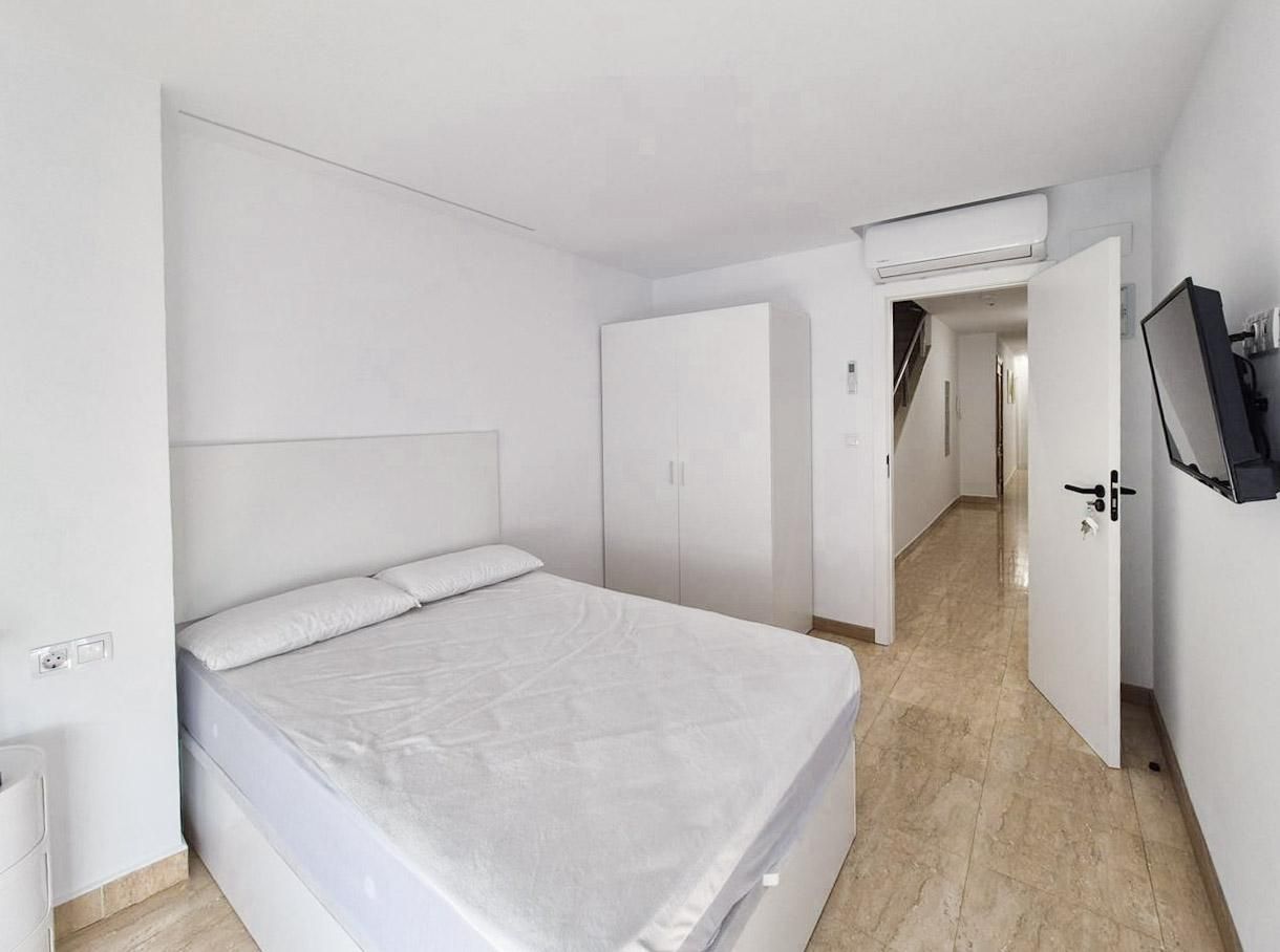 Dormitori de Pis de lloguer en Elche / Elx amb Aire condicionat, Terrassa i Moblat