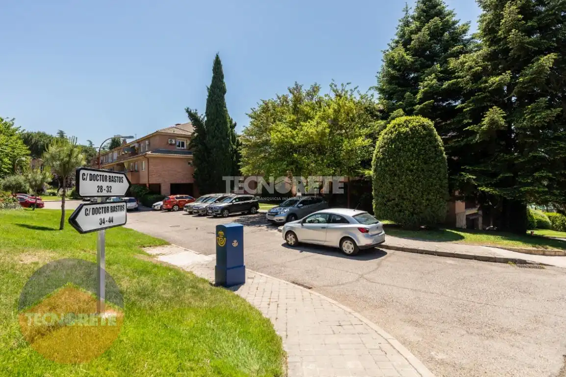 Vista exterior de Pis de lloguer en Majadahonda amb Calefacció, Terrassa i Piscina comunitària