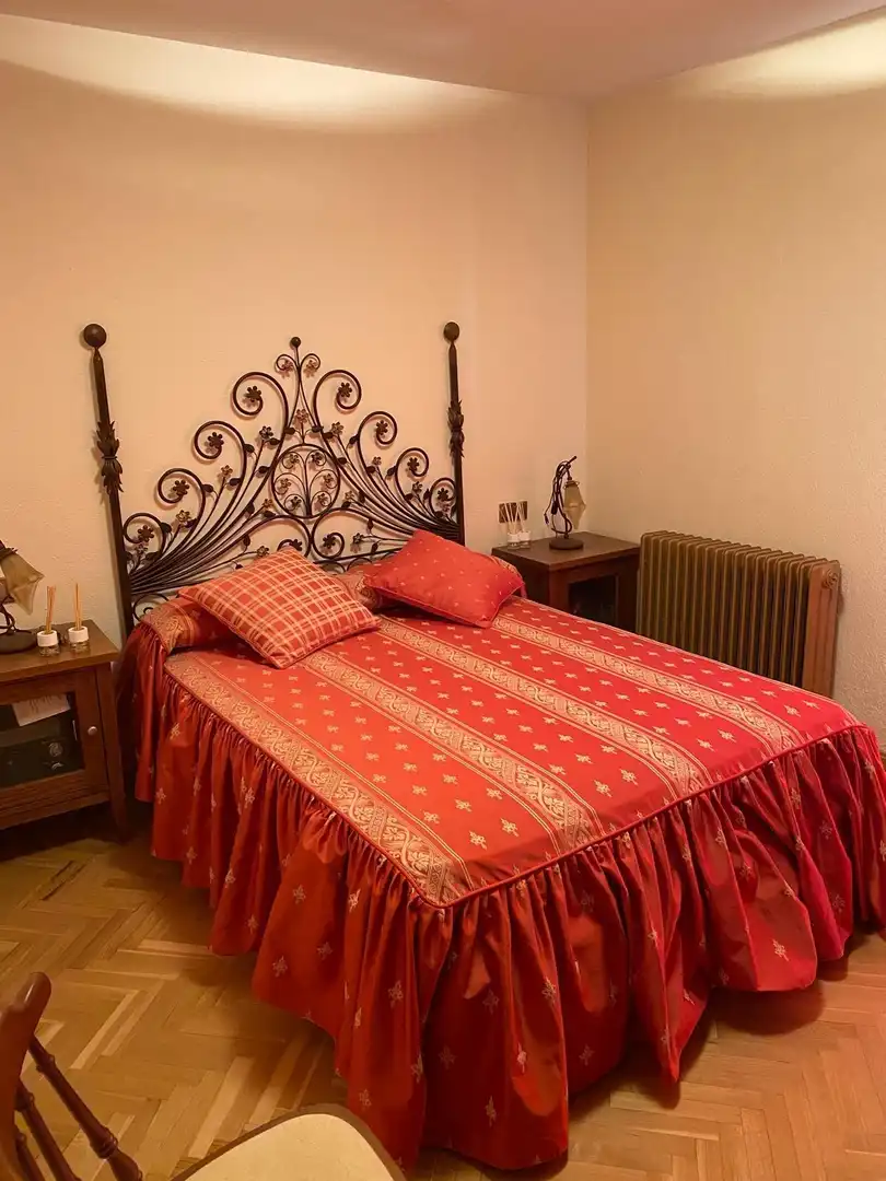 Dormitori de Pis de lloguer en Jaca amb Parquet, Terrassa i Moblat