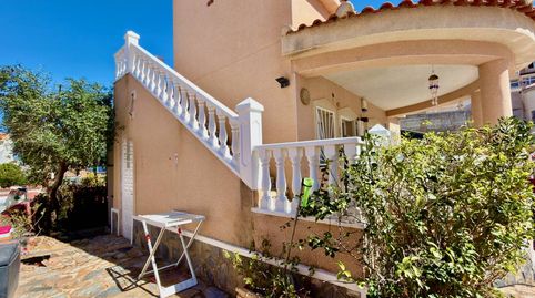 Villa orientada al suroeste con jardiacuten y solaacuterium en Ciudad QuesadaSituada en Ciudad Quesada, esta villa bien cuidada of