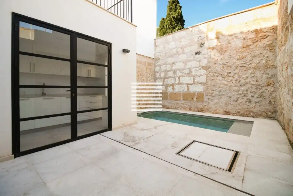 Schwimmbecken von Einfamilien-Reihenhaus zum Verkauf in Pollença mit Klimaanlage, Terrasse und Schwimmbad
