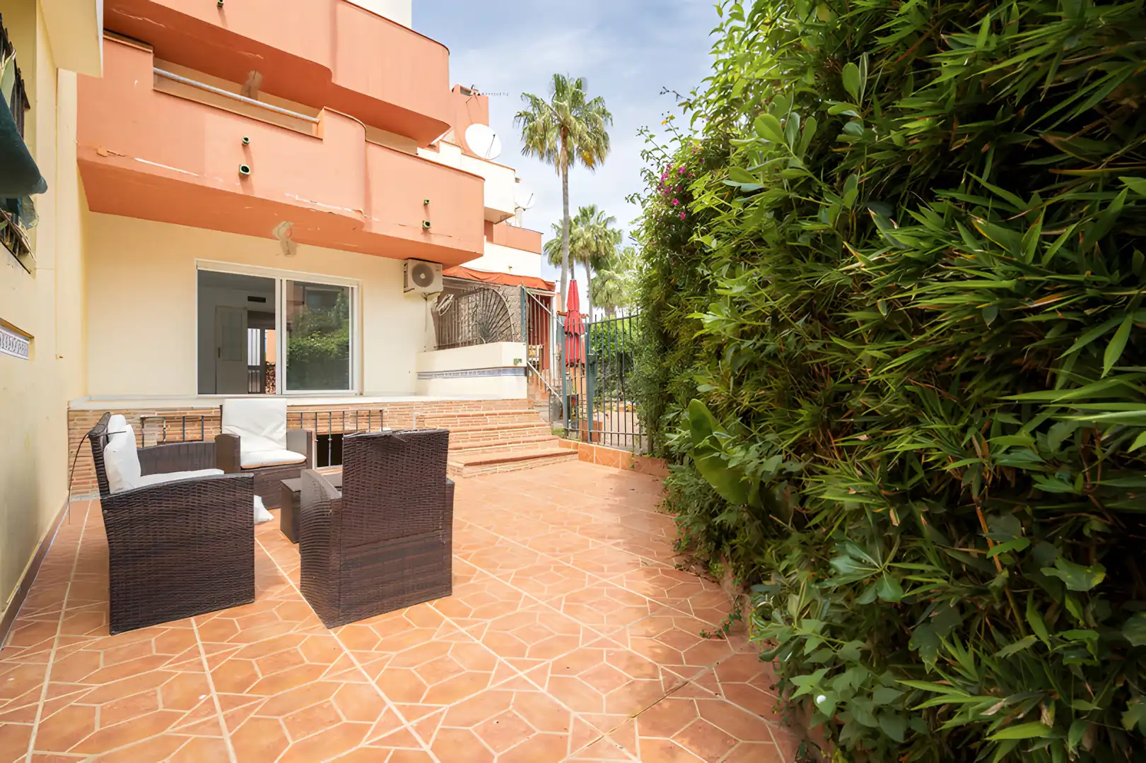 Terrasse von Einfamilien-Reihenhaus zum Verkauf in Estepona mit Klimaanlage, Privatgarten und Terrasse